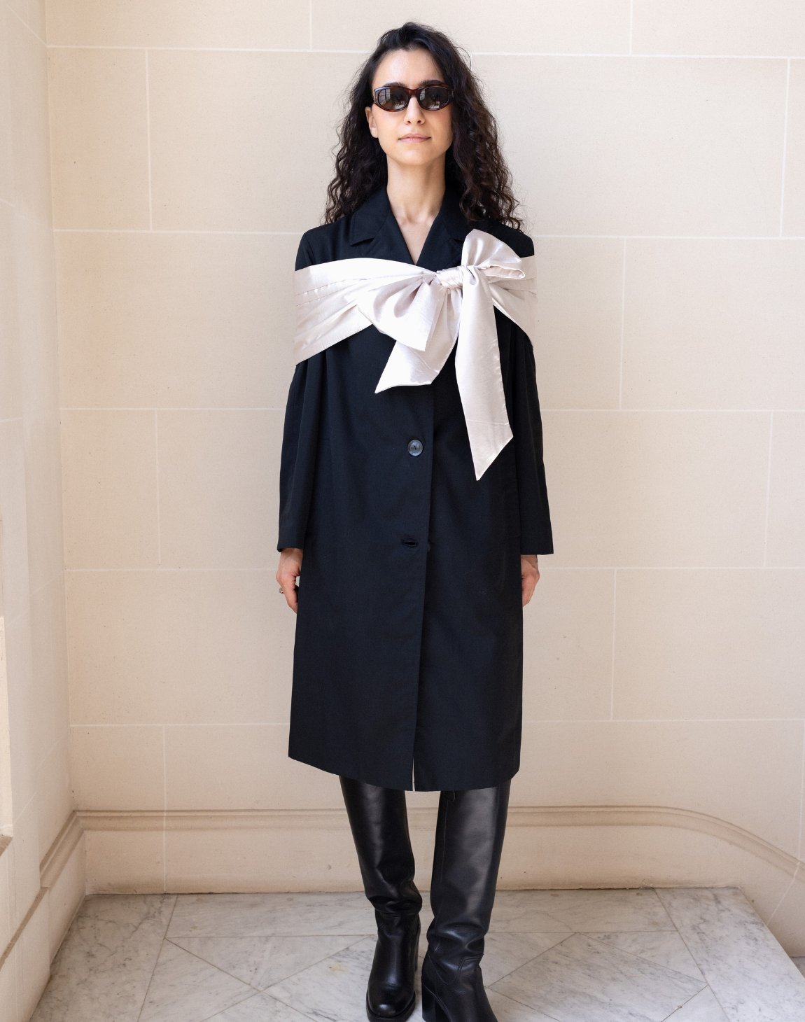 Mackintosh noir et son ruban satiné