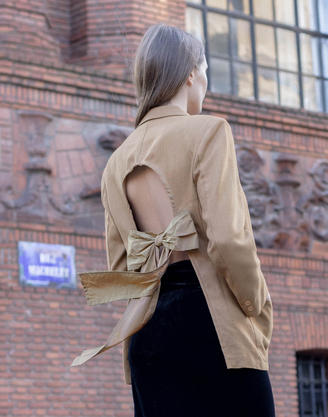 Blazer à dos ouvert avec noeud