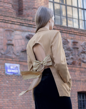 Blazer à dos ouvert avec noeud