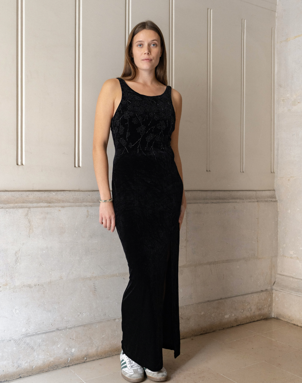 Robe longue en velours brodée de perles