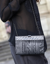 Pochette bandoulière en velours et métal