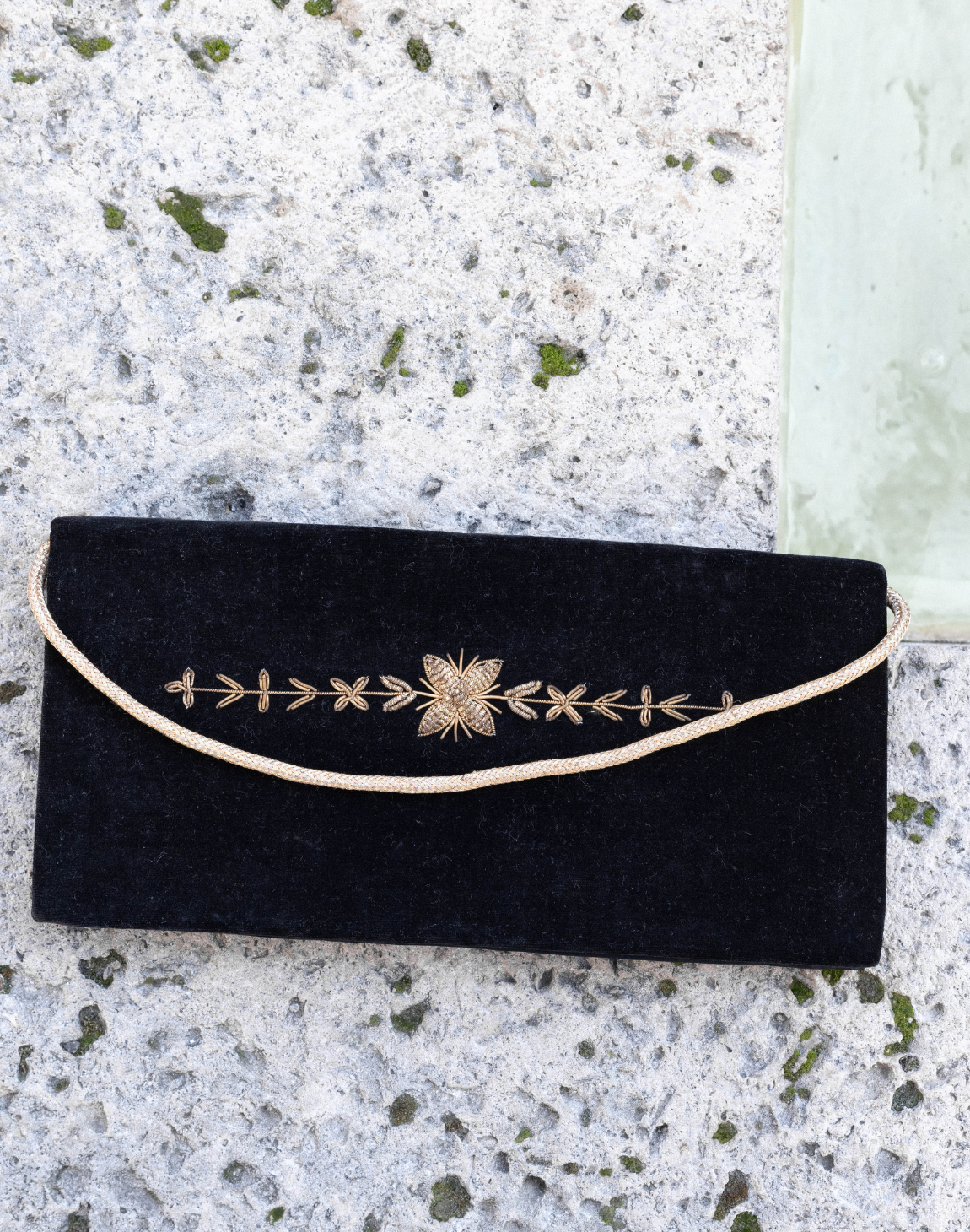 Pochette bandoulière en velours brodé