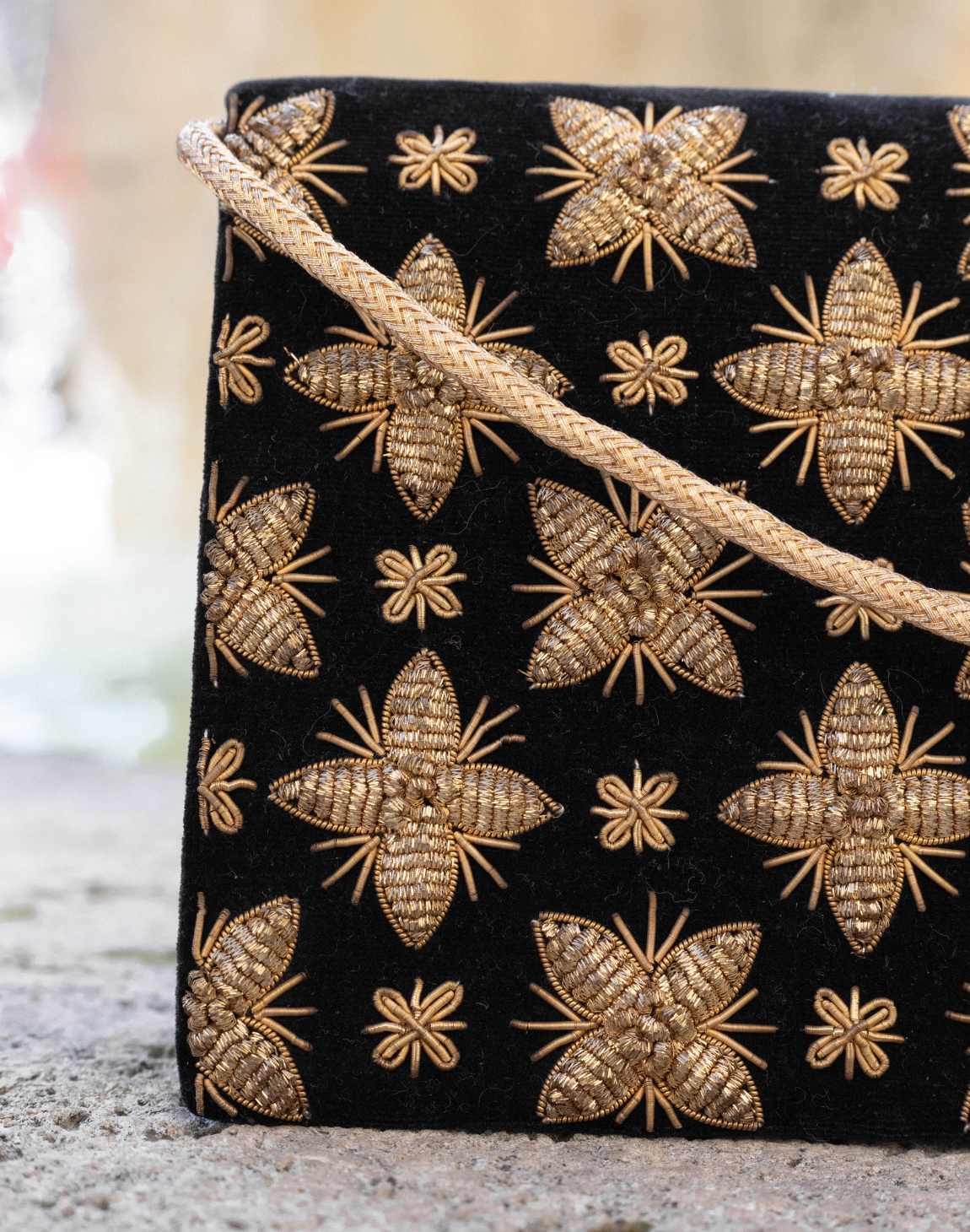 Pochette bandoulière en velours brodé