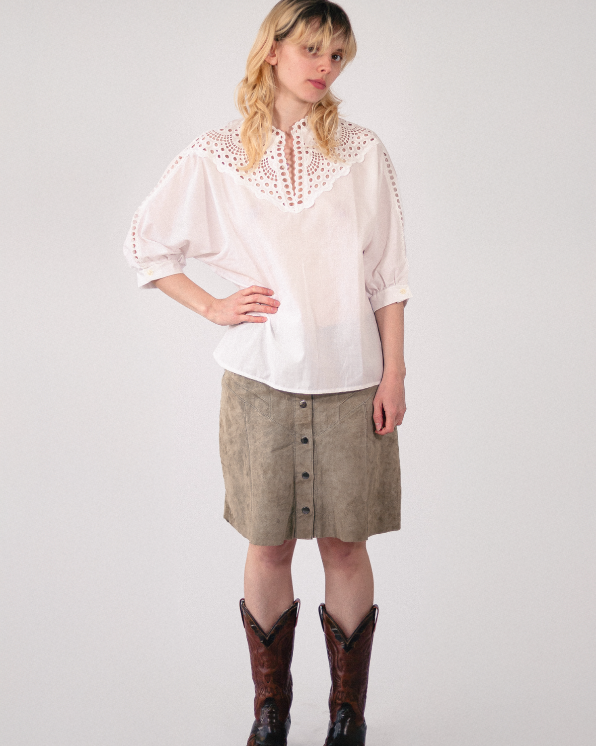 Blouse à col brodé